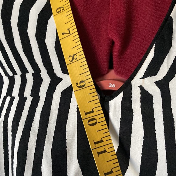 Joe Fresh Size 2 black & white sleeveless dress, side zip V neck 2 side pockets - Picture 3 of 12